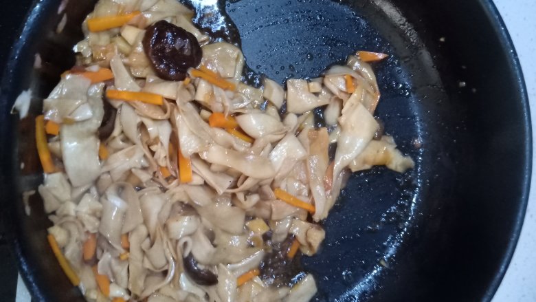 杏鲍菇刀削面,将杏鲍菇胡萝卜等菜放入锅中，放入生抽，盐，醋，鸡汁