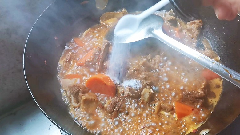 胡萝卜炖羊排,加入适量的盐调味