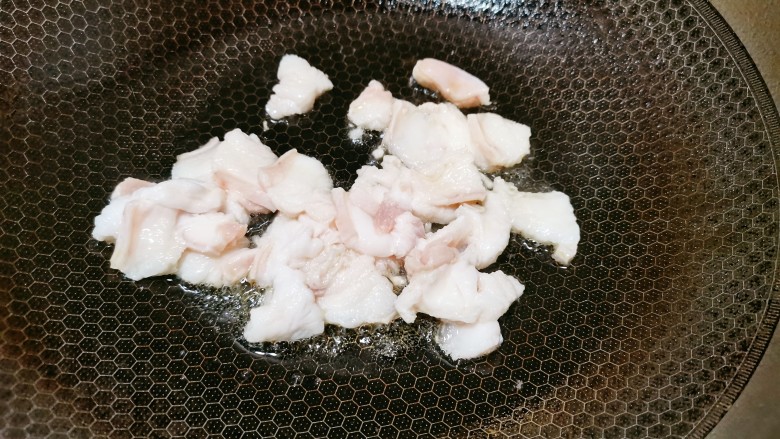 海带炒肉片,锅里热油，把猪肉放入煸炒出油
