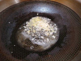 炝炒藕片,锅里热油，把姜蒜放入爆香