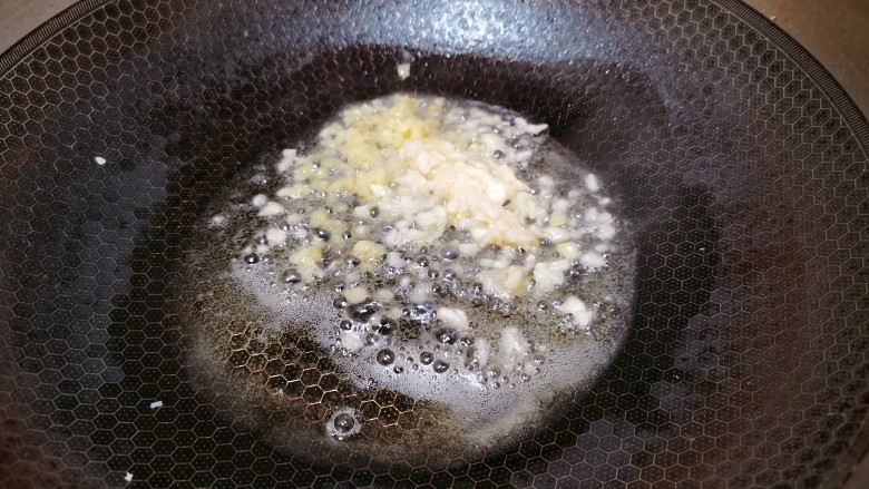 炝炒藕片,锅里热油，把姜蒜放入爆香