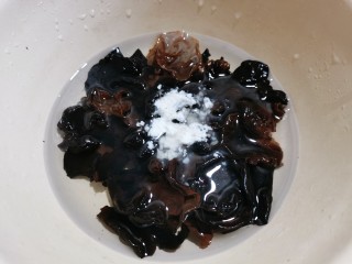 炝炒藕片,干的黑木耳用开水浸泡，再加入一勺淀粉