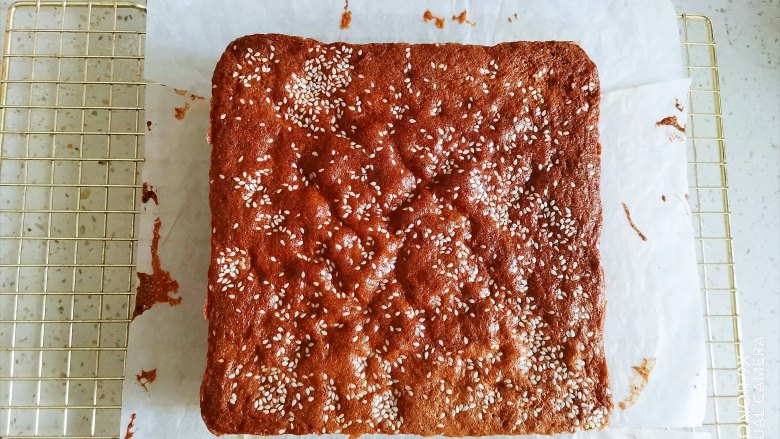 红枣切糕,送入预热好的烤箱上下火，165度烤40分钟，烤好取出来脱模放入烤网晾凉即可