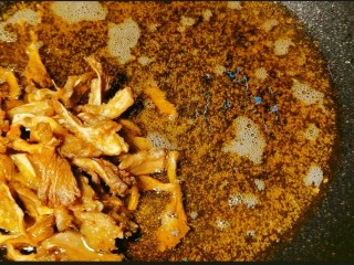 椒盐菌菇,在外面放置两到三分钟😊，再次放入锅内复炸一次。😋