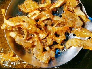 椒盐菌菇,将平菇炸至金黄😮，平菇内的水分都炸出来之后捞出备用🤔。