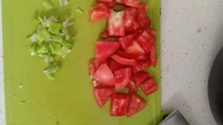 茄子焖面,切葱和蒜