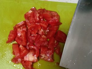番茄烩饭,西红柿切丁