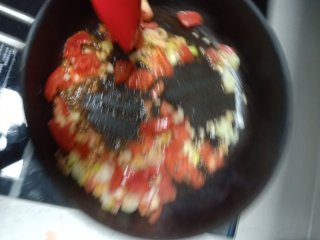 番茄烩饭,放入西红柿炒出汁