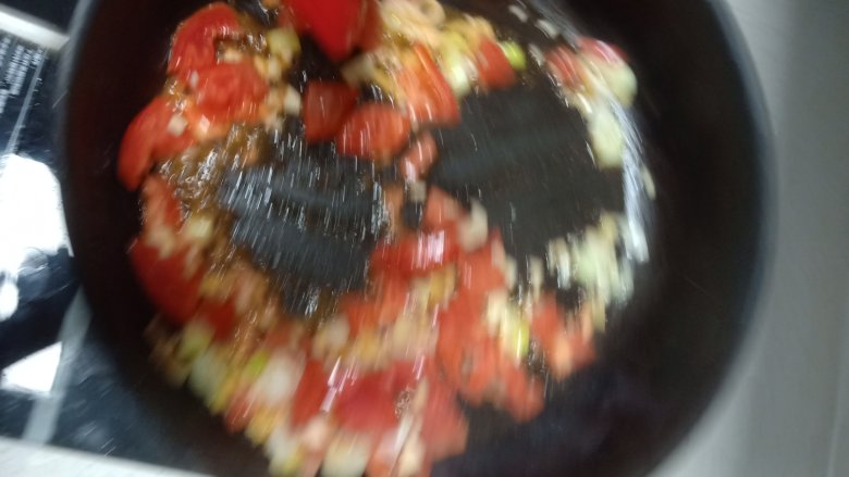番茄烩饭,放入西红柿炒出汁
