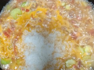 番茄烩饭,水开后放入米饭