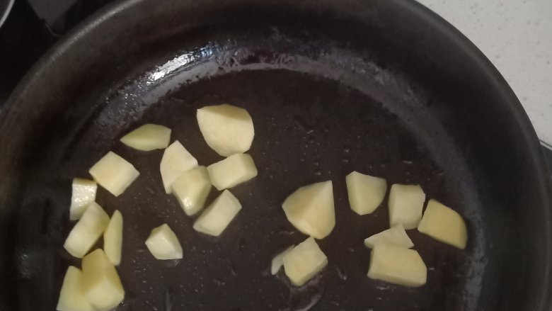 土豆炒茄子,用锅中剩下的油油炸土豆