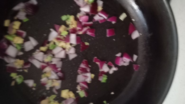 土豆炒茄子,锅中放葱姜蒜，放入洋葱爆香