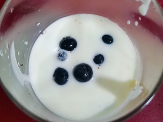 奥利奥酸奶燕麦杯,在加一层酸奶，一层蓝莓