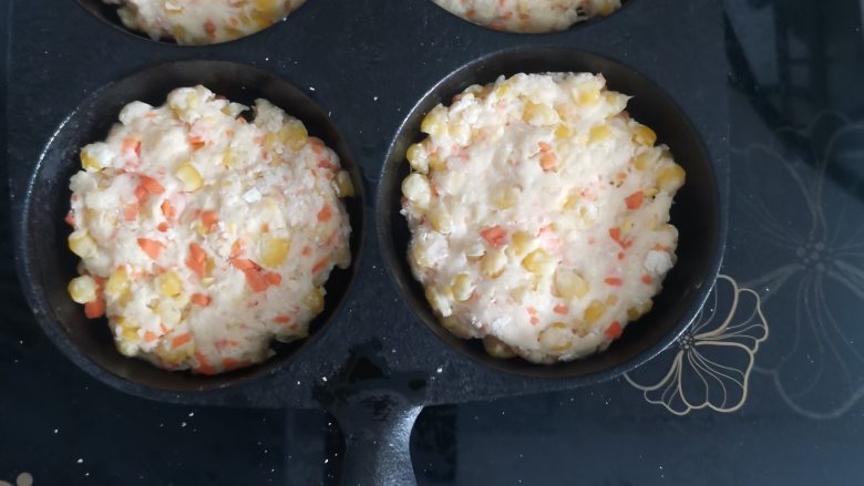 香煎玉米粒饼,取一块面整理成圆形放入锅中