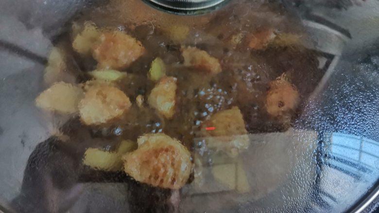 网红土豆酿鸡翅,翻炒几下，盖上盖子，中小火炖十分钟