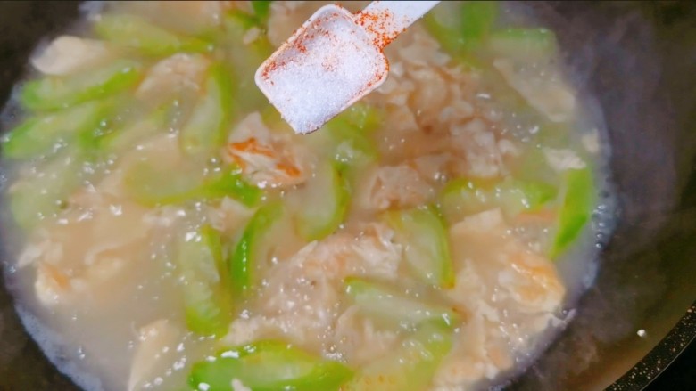 只加一点盐就能做出鲜掉舌头的鲜菇丝瓜汤～悄悄告诉你两个小窍门哦🤫,再加入小半勺盐。