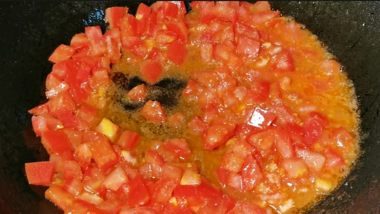 🍅茄香无骨鸡爪,锅内烧油🤨，油热下入切好的番茄小丁，加入少许盐，熬成汤汁后盛出备用🤔