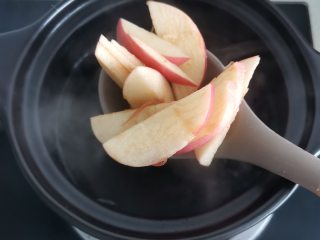 宝宝健胃消食汤,砂锅加水水开下苹果