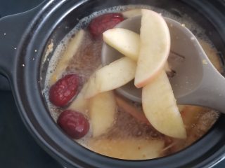 宝宝健胃消食汤,转小火煮到苹果变软，大概15分