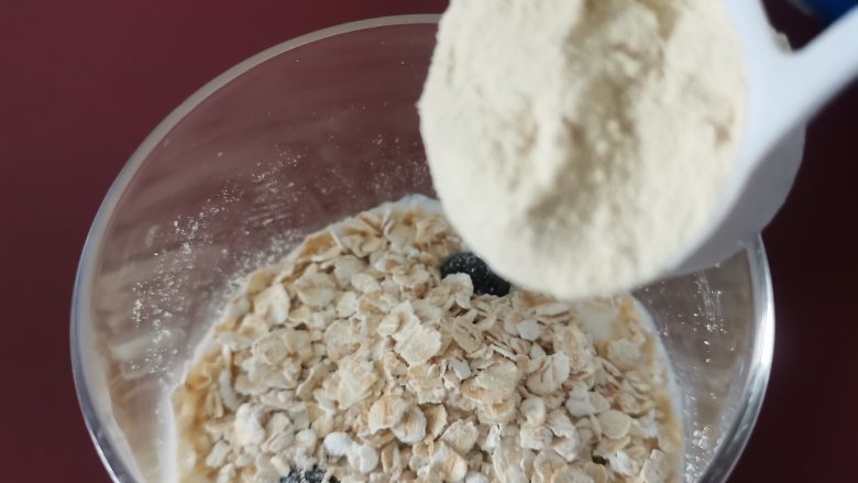 芋泥减脂燕麦杯,加入一勺蛋白粉