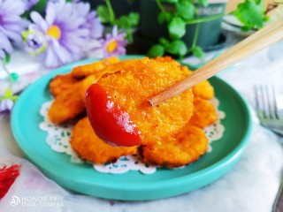 麥樂雞,可以直接吃,也蘸著番茄醬吃,也有一番風味