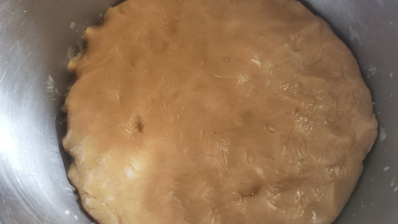 五仁月饼,加入中筋粉拌匀 揉成面团盖上保鲜膜醒发2个小时以上