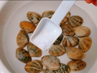 嫩又滑～入口即化蛤蜊蒸蛋,加入少许盐、两三滴油，让蛤蜊吐沙四小时。