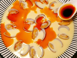嫩又滑～入口即化蛤蜊蒸蛋,出锅后再淋上适量生抽。