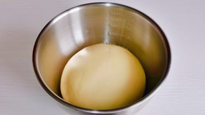 法式牛奶烤吐司,取出揉圆放入器具中，入发酵箱进行发酵。