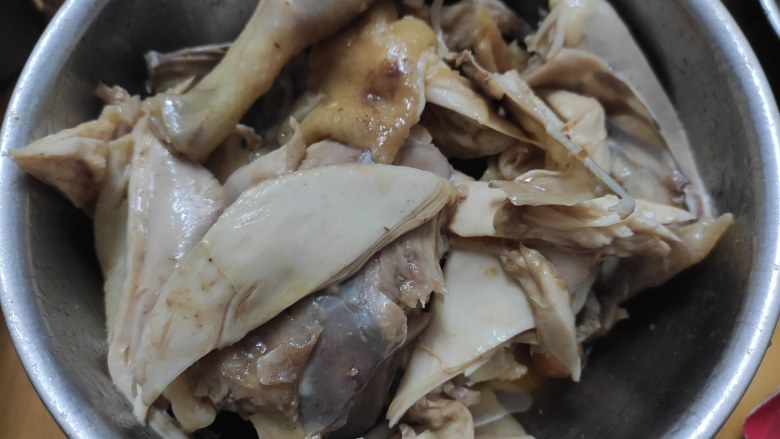 电饭煲盐焗鸡,把鸡撕开或斩件，浇上剩余的鸡汁即可食用。