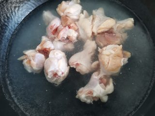 黄焖鸡,冷水下锅焯水