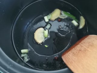 黄焖鸡,砂锅加底油加入葱姜爆锅