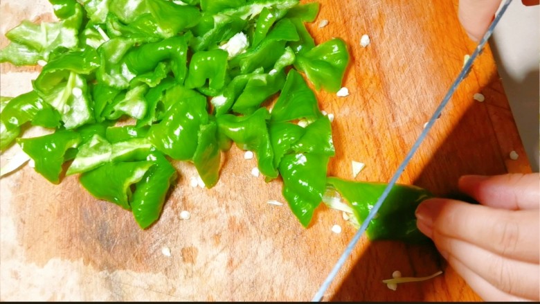 低脂减脂不长胖，青椒炒蛋脆绿关键～记得这个步骤加点盐,切成小三角块
