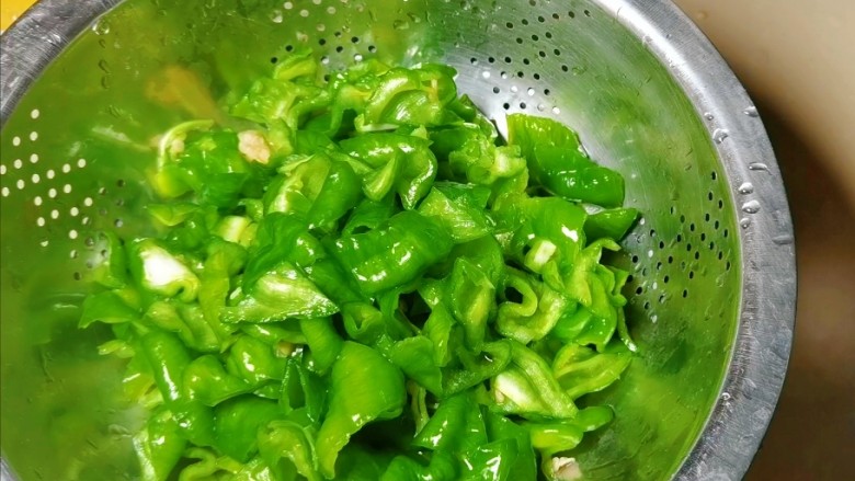 低脂减脂不长胖，青椒炒蛋脆绿关键～记得这个步骤加点盐,将腌好的青椒洗净后沥干水分备用