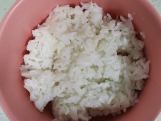 烤箱芝士焗饭,米饭放入碗中