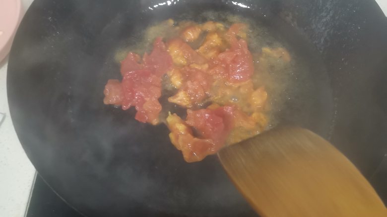 烤箱芝士焗饭,锅中加底油炒柿子