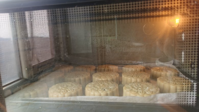 五仁月饼,放入预热好的烤箱170度8分钟定型