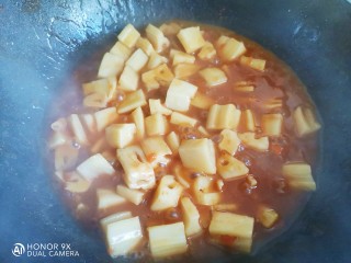 番茄藕丁,小火炖至汤汁收干浓稠即可盛出