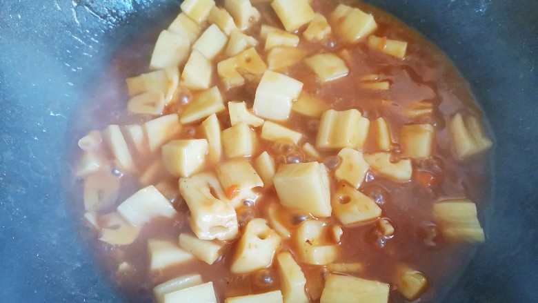 番茄藕丁,小火炖至汤汁收干浓稠即可盛出