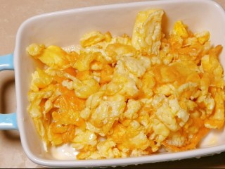 蒜苔炒蛋,鸡蛋液炒成鸡蛋花盛出备用。