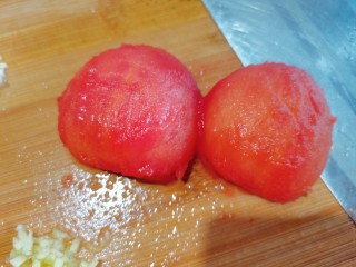 番茄藕丁,番茄对半切开后放入开水中烫一下，再把皮撕掉