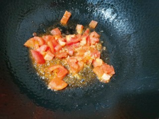 番茄藕丁,起锅烧油，下蒜蓉爆香，再把番茄丁放入翻炒均匀