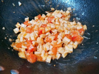 番茄藕丁,再把藕丁也放入，加入食用盐，大火翻炒均匀