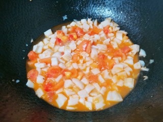 番茄藕丁,加入一碗清水，盖上盖子，把它焖煮一会儿