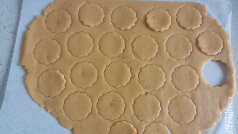 红薯饼干,用模具压成饼干形状