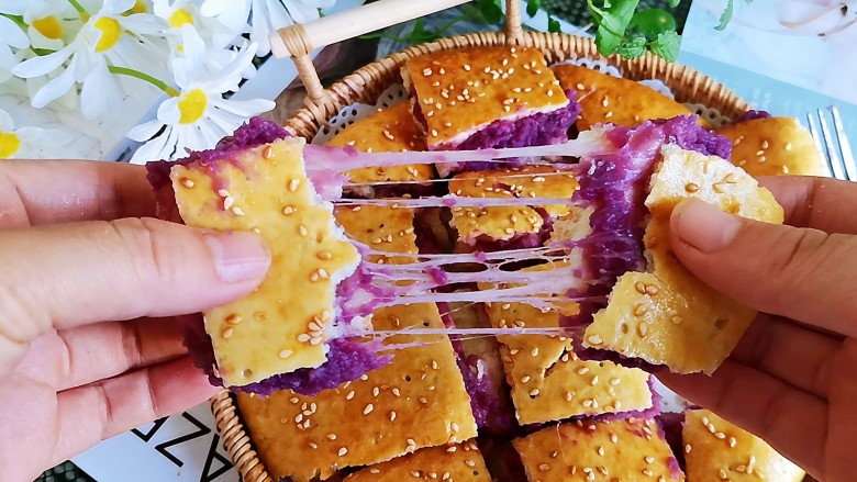 爆浆紫薯芝士饼,拉丝效果也是非常的棒的哟