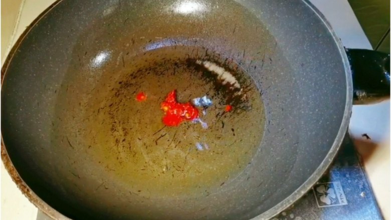 红烧鸭掌,锅内油，油热下入豆瓣酱
