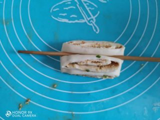 芝麻香葱花卷,2个为一组，用筷子从中间压一下