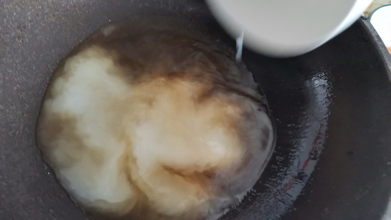 鹌鹑蛋蒸肉末,起锅加入少许水，倒入半碗淀粉水，小火煮开至浓稠