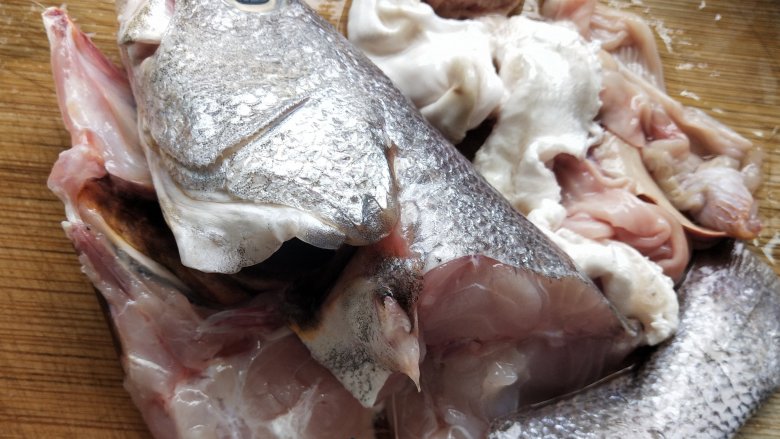 鱼头炖汤,切去鱼片可以葱油，也可红烧，鱼头和鱼胶做汤